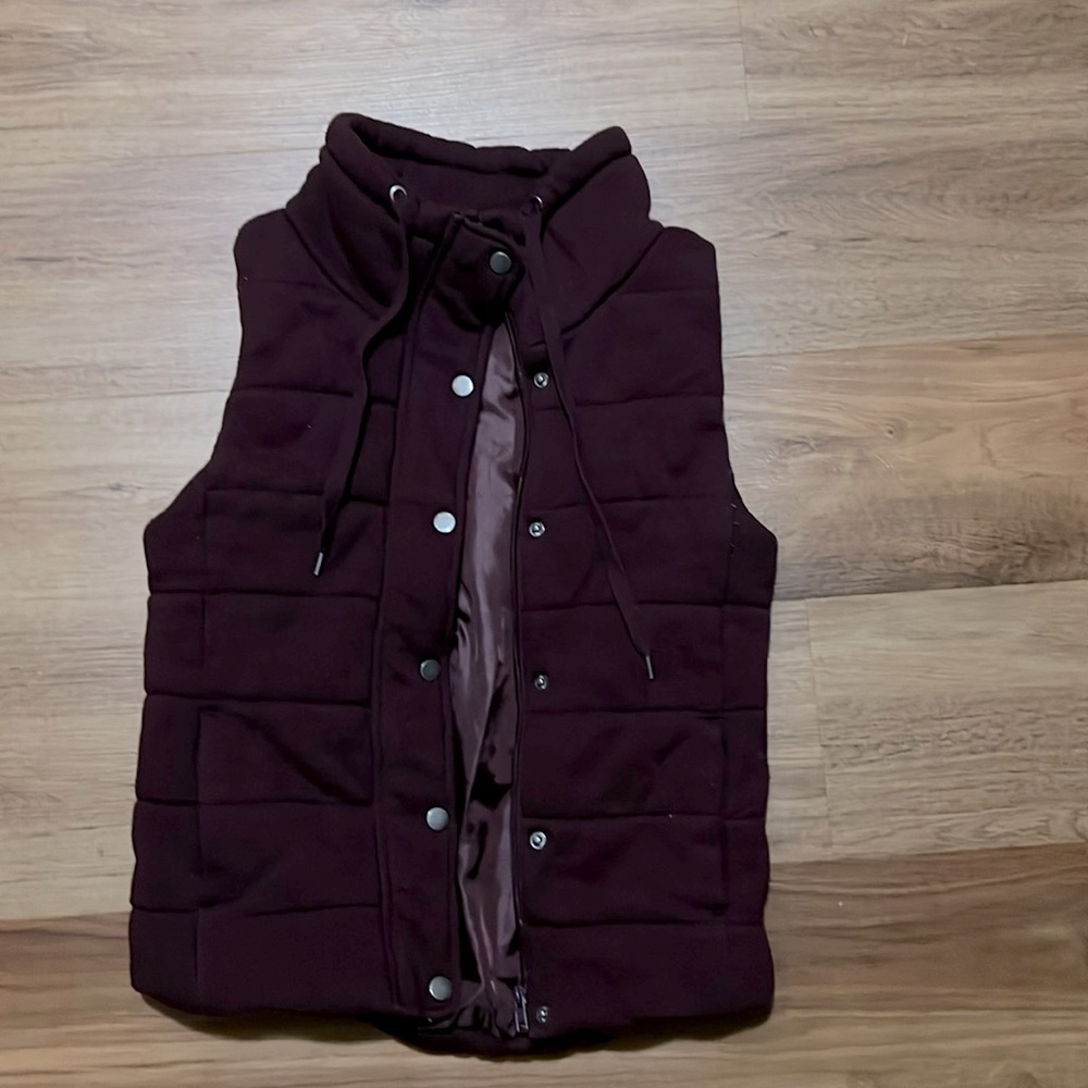 Maroon Vest Size Small Pockets Zipper and Button Details